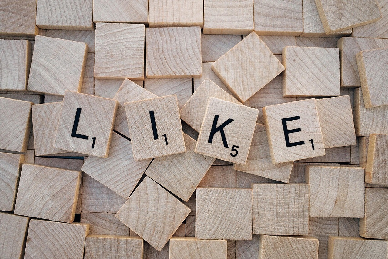 vier Scrabble-Buchstaben bilden das Word "LIKE"