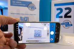 QR‑Code zu Unternehmensvideos der Siegelträger wird per Smartphone gescannt – digitales Employer Branding und Einblicke in ausgezeichnete Unternehmen in Sachsen‑Anhalt.