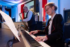 Live‑Musik bei einer Unternehmensveranstaltung in Sachsen‑Anhalt: Saxophon und Klavier sorgen für stilvolle Atmosphäre bei der Verleihung des Landessiegels 2026 und stärken das Event‑Erlebnis.