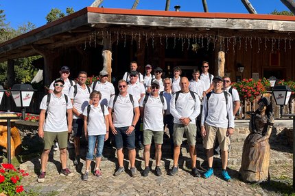 eine Gruppe Menschen stehen vor einem Gebäude