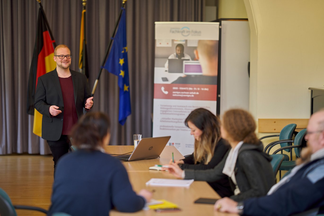 Referent und Zuhörende in einem Seminarraum
