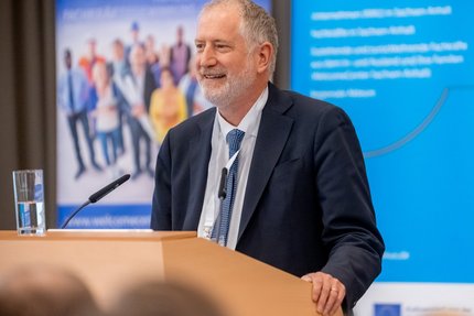 Ein Mann steht am Rednerpult