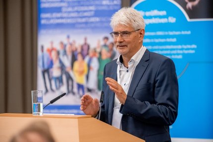 Ein Mann steht am Rednerpult