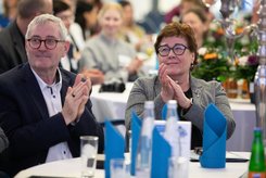 Teilnehmende applaudieren bei einer festlichen Veranstaltung in Sachsen‑Anhalt. Event für Unternehmensauszeichnung, Netzwerken und Mitarbeiterorientierung in einem dekorierten Veranstaltungssaal.