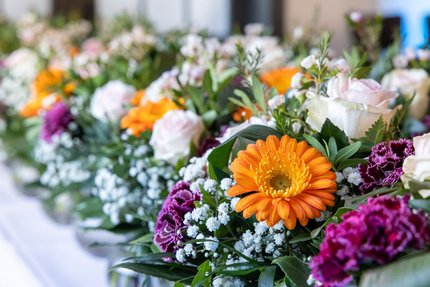 Viele Blumensträuße nebeneinander auf einem Tisch.