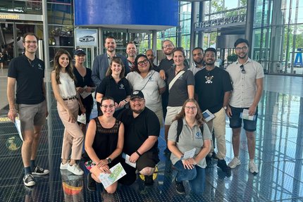 Mitarbeitdende von COMAN Software in einer großen Ausstellungshalle