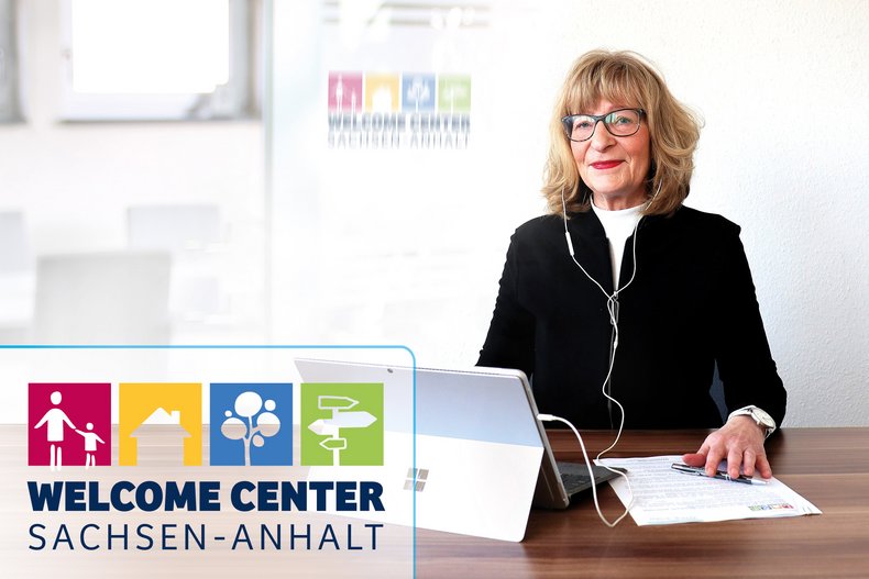 Eine Frau sitzt an einem Schreibtisch vor einem Laptop und befindet sich mitten in einer Onlineberatung.