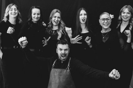 Eine Gruppe Menschen jubeln.