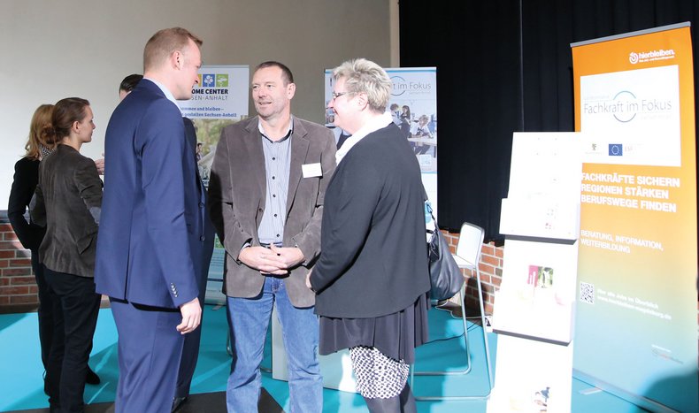 Eine Gruppe von Menschen an einem Messestand