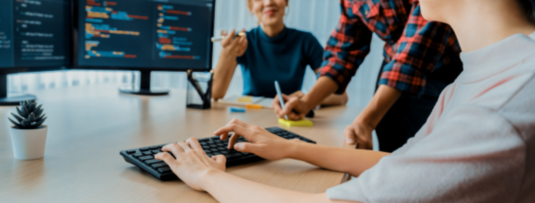 Menschen sind am Computer