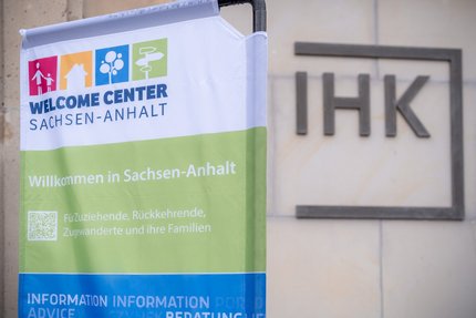 Eine Beachflag mit dem Logo des Welcome Center Sachsen-Anhalt
