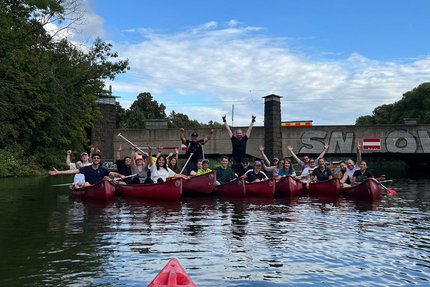 Eine Gruppe Menschen beim Paddeln auf dem Wasser