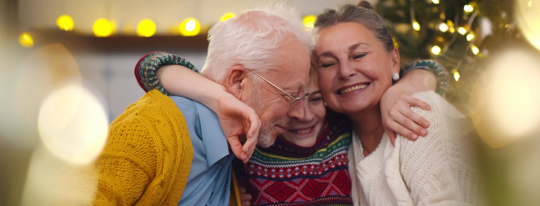 Du und Sachsen-Anhalt Ein Enkelkind umarmt Oma und Opa