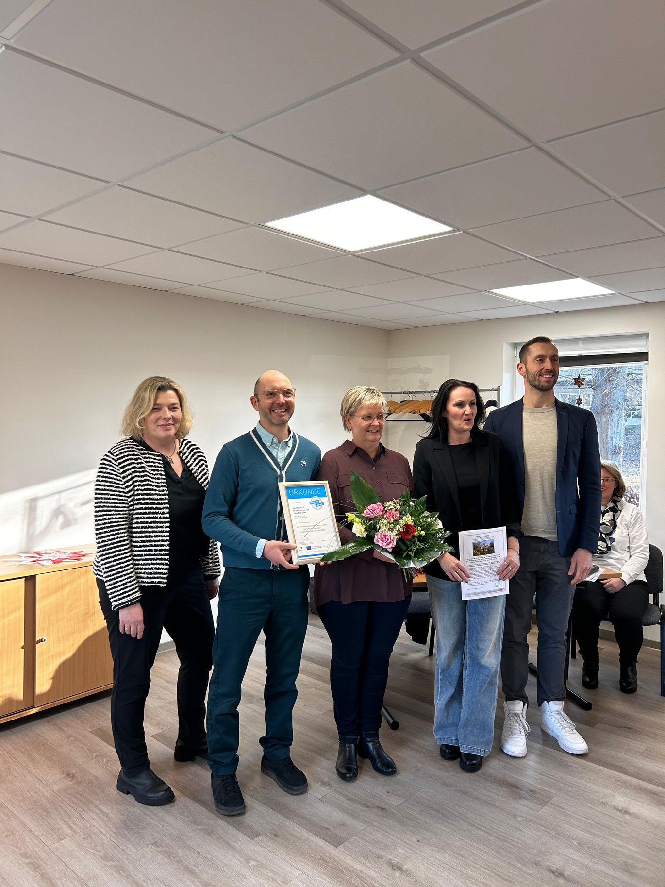 Einige Mitarbeitende von der Sozialstation Stendal bekommen das Landessiegel überreicht 