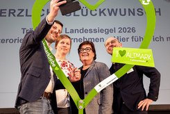 Selfie bei der Preisverleihung des Landessiegels 2026 in der Altmark: Unternehmen präsentieren sich als attraktive Arbeitgeber und stärken ihr Employer Branding in Sachsen‑Anhalt.