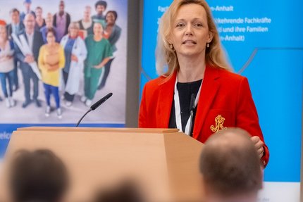 Eine Frau steht am Rednerpult