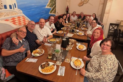 eine Gruppe Menschen sitzen in einem griechischem Restaurant