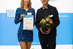 Auszeichnung mit Urkunde und Blumen beim Landessiegel „Das mitarbeiterorientierte Unternehmen – Hier fühle ich mich wohl“ in Sachsen‑Anhalt – starkes Zeichen für Arbeitgeberattraktivität und modernes Employer Branding.