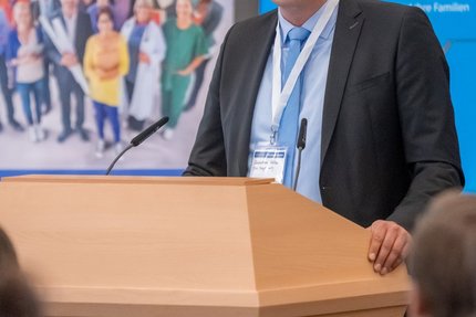 Ein Mann steht am Rednerpult