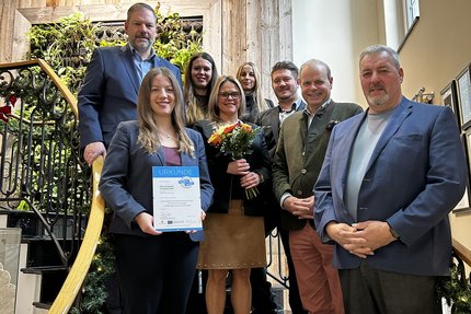 acht Menschen stehen auf einer Treppe im Hotel Schindelbruch