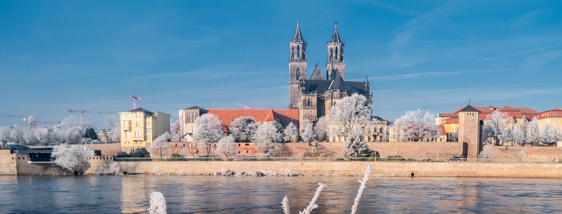 Du und Sachsen-Anhalt Magdeburg im Winter. Ein Blick über die Elbe auf Magdeburgs Silhouette.