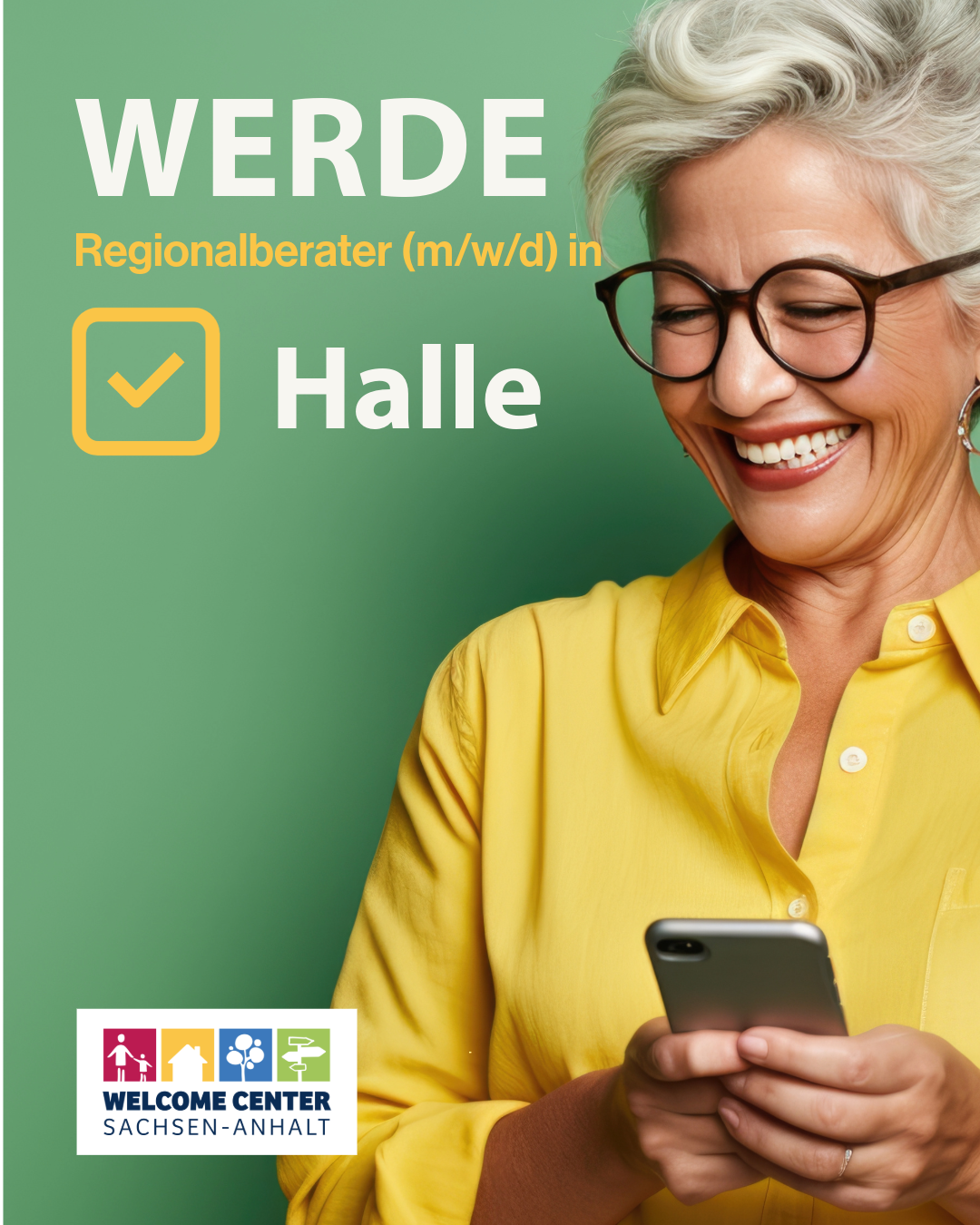 Eine Frau mit Brrille schaut freundlich auf ihr Handy