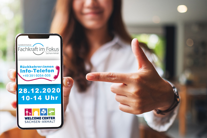 Frau zeigt auf Telefon