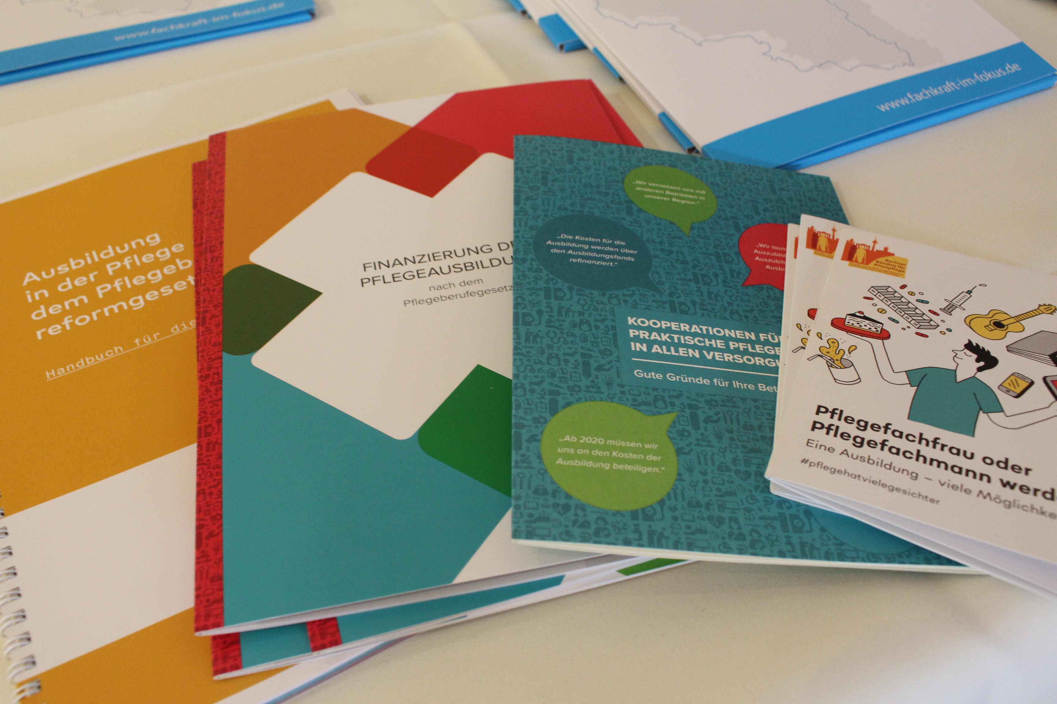 Verschiedene Broschüren zum Pflegeberufereformgesetz liegen auf dem Tisch