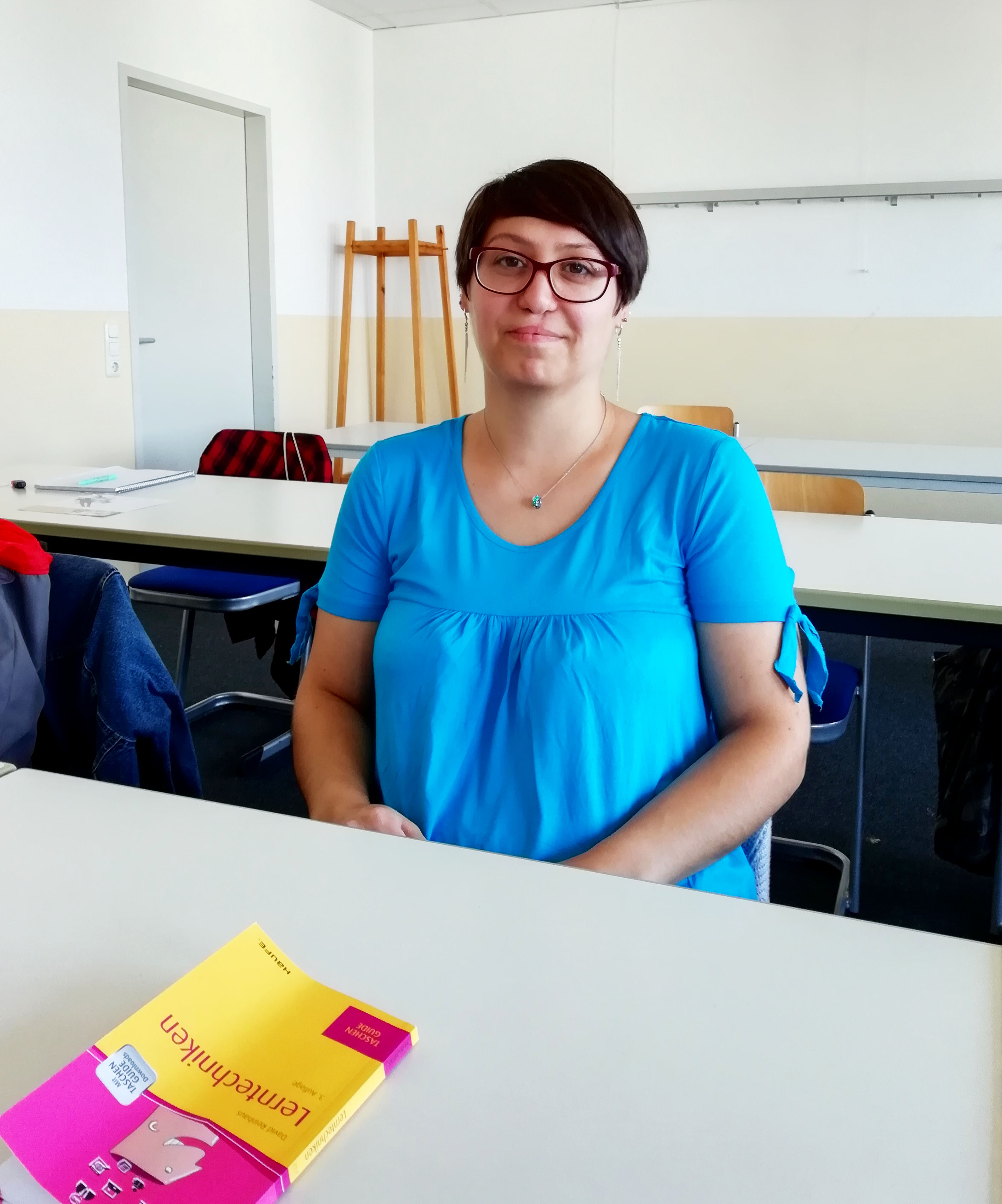 Anne-Kathrin Heyde sitzt an einem Tisch (Foto: Anne-Kathrin Heyde)