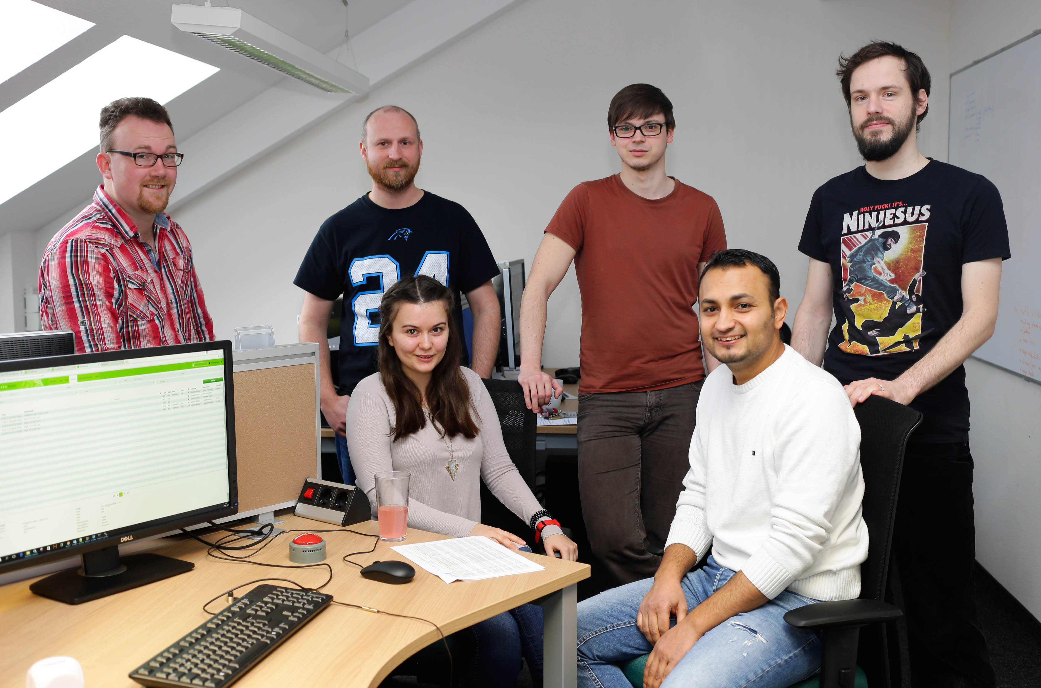Ein Team von jungen Männern und Frauen in einem Büro