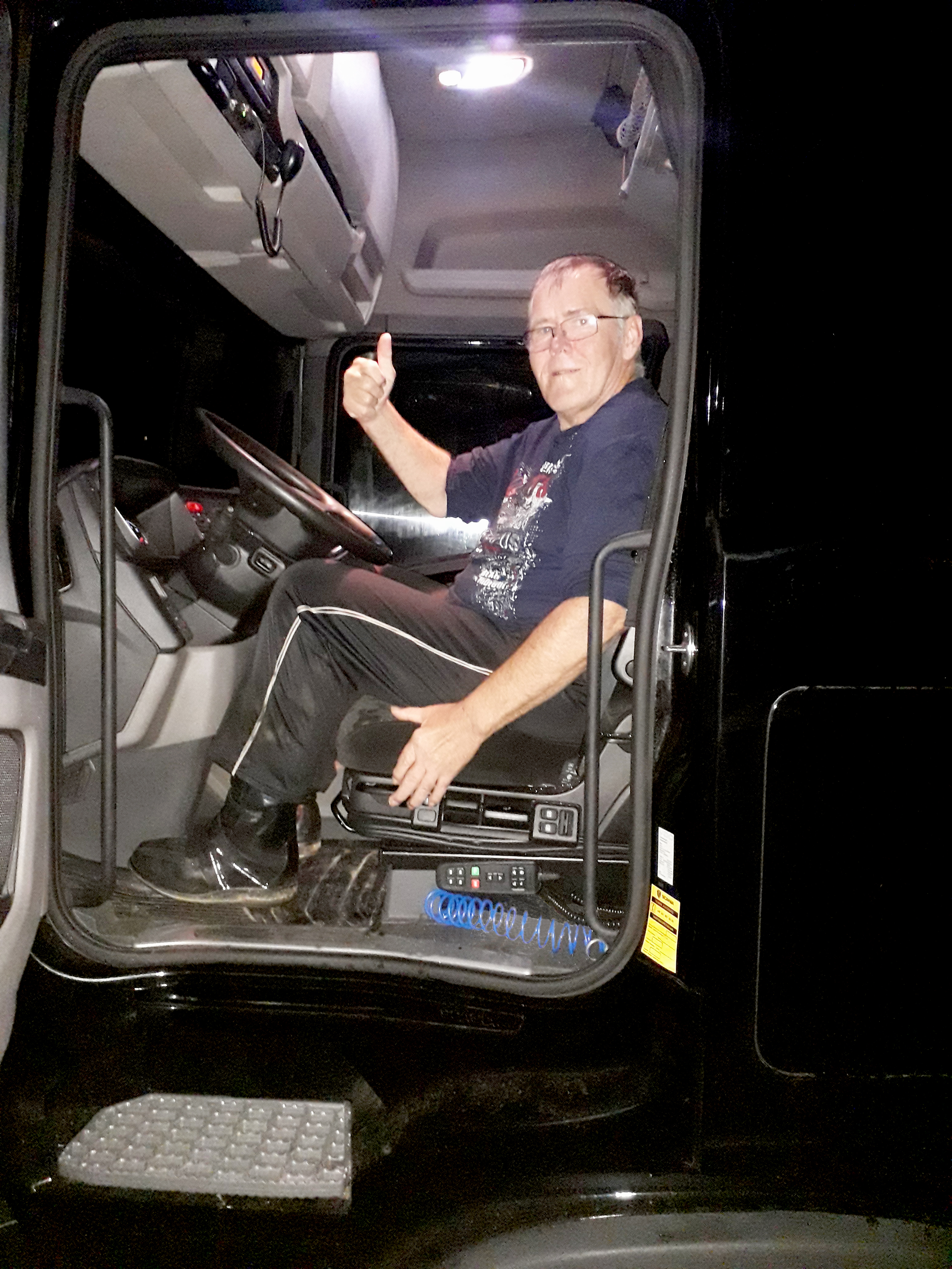 Foto seitlich, ein Mann sitzt hinter dem Lenkrad eines LKWs (Foto: Christian Siedentopf)