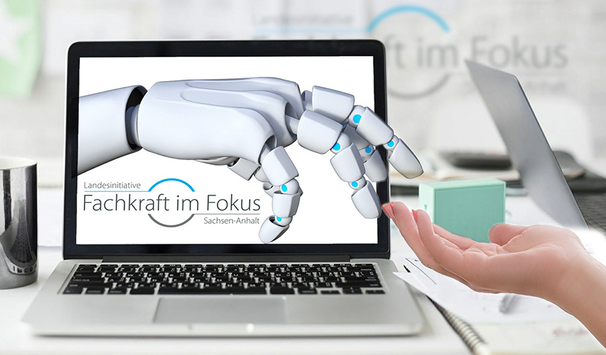 Eine menschliche und eine digitale Hand unterstützen sich gegenseitig. Grafik: Fachkraft im Fokus (Fotos Pixabay © TheDigitalArtist & ArtsyBee) Eine menschliche und eine digitale Hand unterstützen sich gegenseitig. Grafik: Fachkraft im Fokus (Fotos Pixabay © TheDigitalArtist & ArtsyBee)